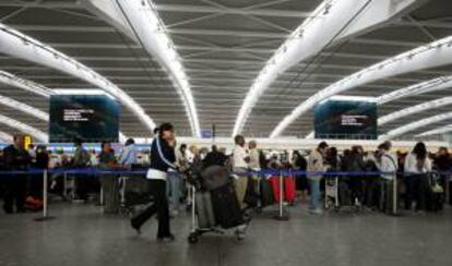 Pasajeros en la terminal 5 del aeropuerto de Heathrow, en Londres. EFE/Archivo