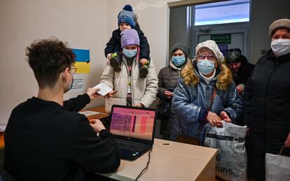 Un grupo de refugiadas espera para recibir alimentos y otros productos en la sede de Zupa dla Ukrainy (sopa para ucranios) en Cracovia, el 24 de febrero.