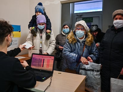 Un grupo de refugiadas espera para recibir alimentos y otros productos en la sede de Zupa dla Ukrainy (sopa para ucranios) en Cracovia, el 24 de febrero.
