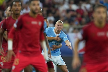 Haaland rodeado de contrarios durante el partido.