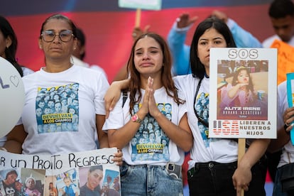 Mujeres sostienen carteles durante una manifestación en apoyo a los hijos separados de migrantes venezolanos deportados, este viernes en Caracas, Venezuela, este viernes. 

