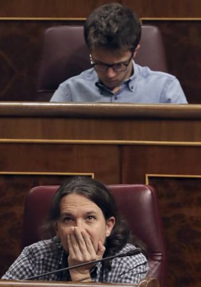 Pablo Iglesias, en primer t&eacute;rmino, e &Iacute;&ntilde;igo Errej&oacute;n, en el Pleno del Congreso.