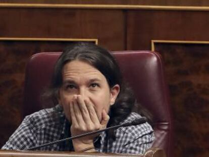 Pablo Iglesias, en primer t&eacute;rmino, e &Iacute;&ntilde;igo Errej&oacute;n, en el Pleno del Congreso.