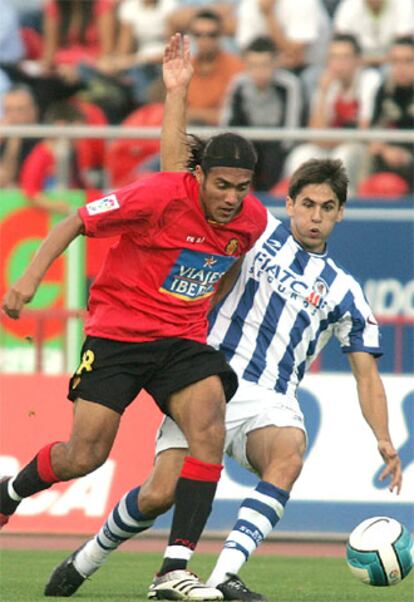 El jugador venezolano del Mallorca, Juan Fernando Arango, pugna por el balón con el jugador de la Real Sociedad, Álvaro Novo.