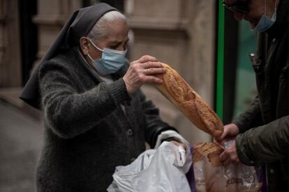 Basta acercarse cualquier mañana sobre las once por las calles del casco histórico de Ourense para conocer la labor desinteresada que realiza esta monja franciscana que reparte las piezas de pan, fruta o cualquier otro alimento con la ayuda de su carrito.