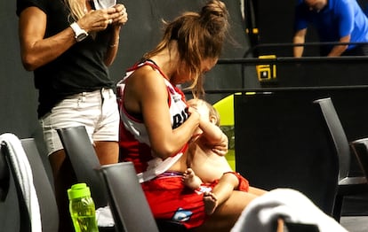 Antonella González, jugadora del Club Tomás de Rocamora, de la Primera División de Argentina, amamantando a su hija Madi, de 11 meses.