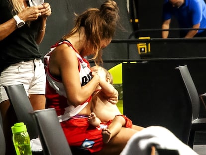 Antonella González, jugadora del Club Tomás de Rocamora, de la Primera División de Argentina, amamantando a su hija Madi, de 11 meses.