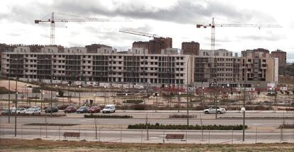 Grúas en las obras de construcción de bloques de vivienda nueva en Madrid.