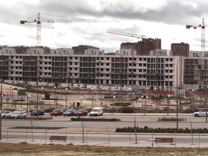 Grues a les obres de construcció de blocs d'habitatges nous a Madrid.