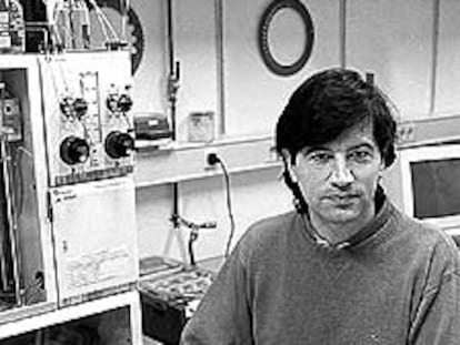 Carlos López-Otín, en su laboratorio en Oviedo.