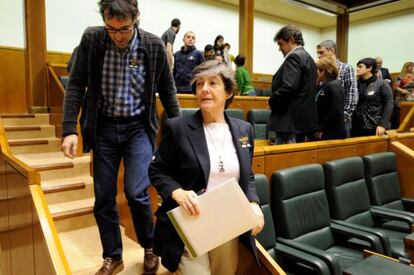 La portavoz de EH Bildu, Laura Mintegi, con otros parlamentarios de su grupo, en el pleno del lunes.