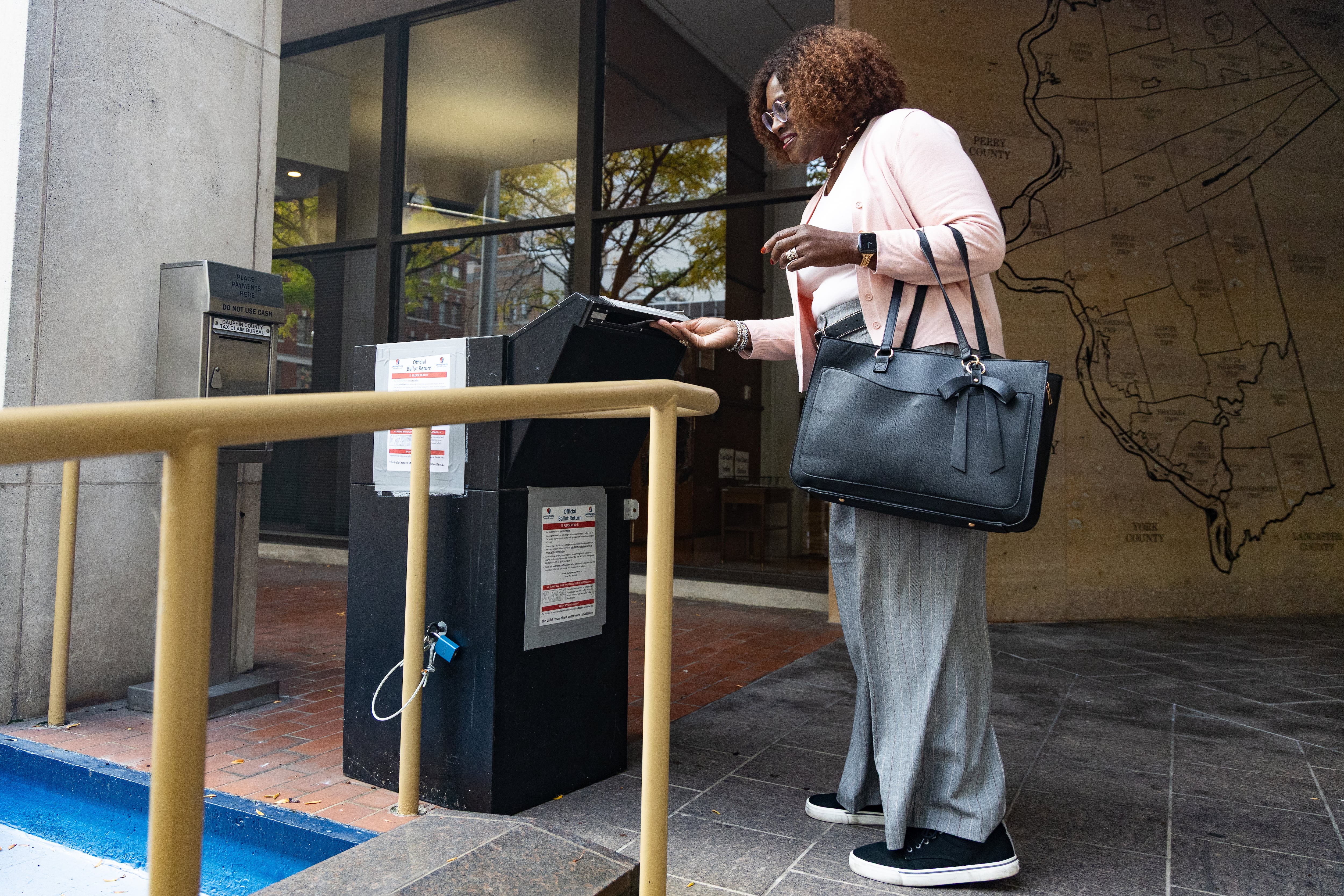 Nelva Wright deposita su papeleta de voto por correo, el jueves pasado en un buzón electoral de Harrisburg (Pensilvania).