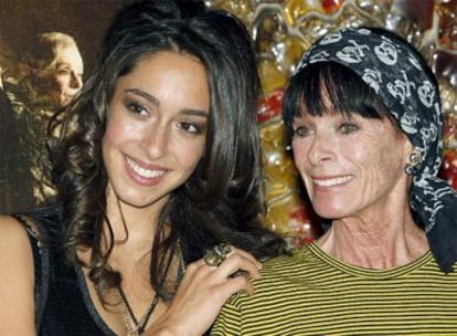 Las actrices Geraldine Chaplin (d) y su hija Oona Chaplin, durante la presentación en Madrid de la película 'Imago mortis'