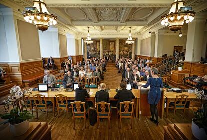 impartiendo una conferencia sobre energía en la sala Faellessalen del Parlamento.