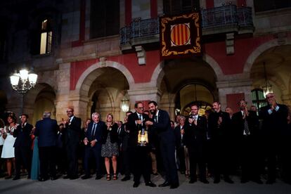 El presidente de la Generalitat Quim Torra  y el presidente del Parlament Roger Torrent con un farolillo con la Llama del Canigó en las puertas del Parlament durante una 'Marcha por la Libertad" reivindicativa, que recorre el centro de Barcelona y finaliza en la plaza Sant Jaume.