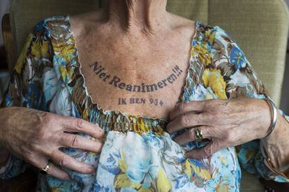Una anciana holandesa de 91 años con un tatuaje en el que se puede leer: 