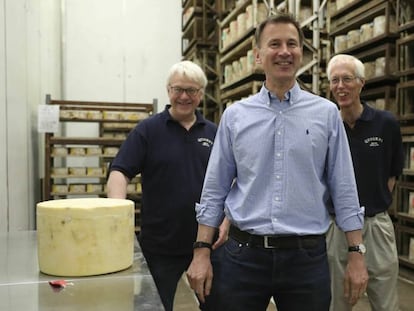Jeremy Hunt, este viernes, en una fábrica de quesos en Exeter (Reino Unido)