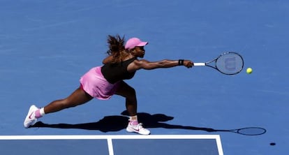 La estadounidense Serena Williams en acción ante la eslovaca Daniela Hantuchova.