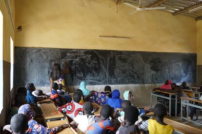 Kindo Belaide es la única maestra que comenzó las clases en la escuela Wend-Pengre. Las primeras semanas, realiza pruebas de nivel al alumnado, ya que muchos de ellos, aun teniendo la edad de estar escolarizados, nunca han ido al colegio o han sufrido interrupciones en su formación debido al conflicto armado que sufre Burkina Faso.