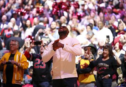 Lebron James, durante la ceremonia de entrega de los anillos de campeones a los Cleveland Cavaliers.