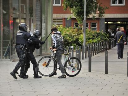 El moment de l'agressió, al barri de Sants de Barcelona.