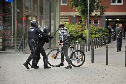 El momento de la agresi&oacute;n, en el barrio de Sants de Barcelona. 