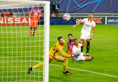 Giroud hace el primero de los cuatro goles que le metió al Sevilla.