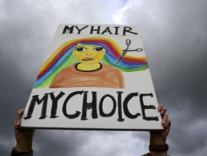 Una manifestante sostiene una pancarta con la leyenda "Mi cabello, mi decisión," el pasado 28 de septiembre en Berlín, Alemania.