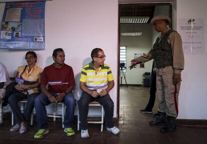 Varias personas esperan en un centro de votación en Caracas para la elección de la Asamblea Nacional Constituyente (ANC) de Venezuela.
