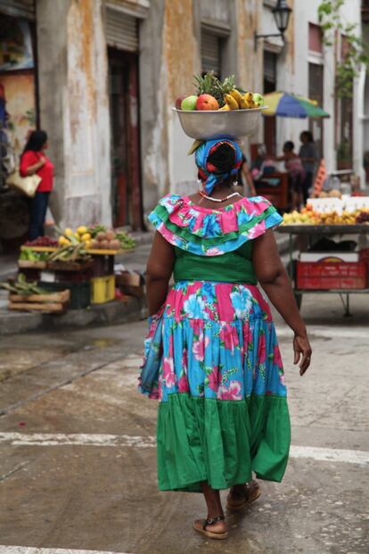 Una mujer por las calles de la ciudad colonial de Cartagena de Indias.