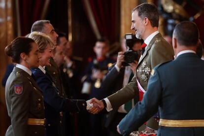 El rey Felipe VI, saluda a varios militares durante la celebración de la Pascua Militar.