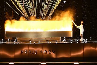 Los deportistas Marie-Jose Perec y Teddy Riner encienden el pebetero en la ceremonia de inauguración de los Juegos Olímpicos de París 2024.