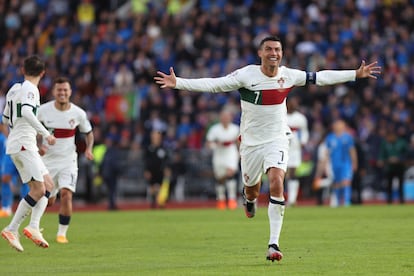 Cristiano Ronaldo celebra, en su partido 200, la consecución del gol de la victoria en el encuentro de clasificación para la Euro 2024 contra Islandia.