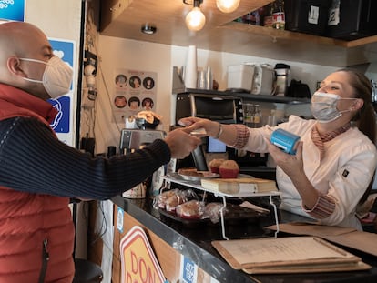 Adriana Zazueta atiende a un cliente en la nueva sucursal de Don Pollo.