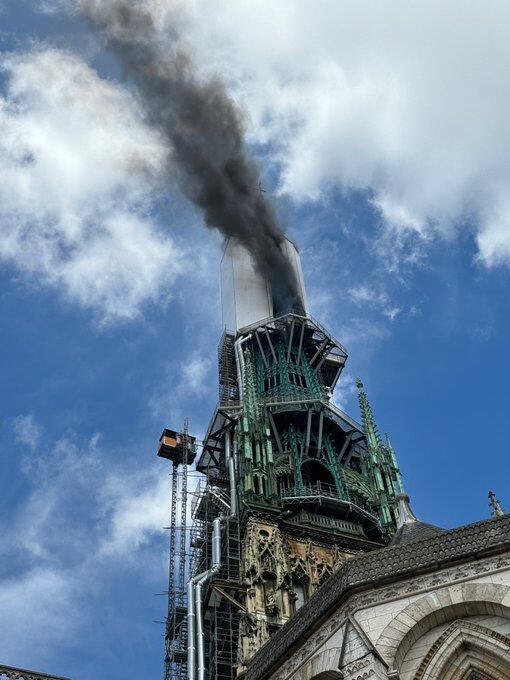 Un incendio en la catedral francesa de Ruán afecta a su aguja de 151 metros de altura
