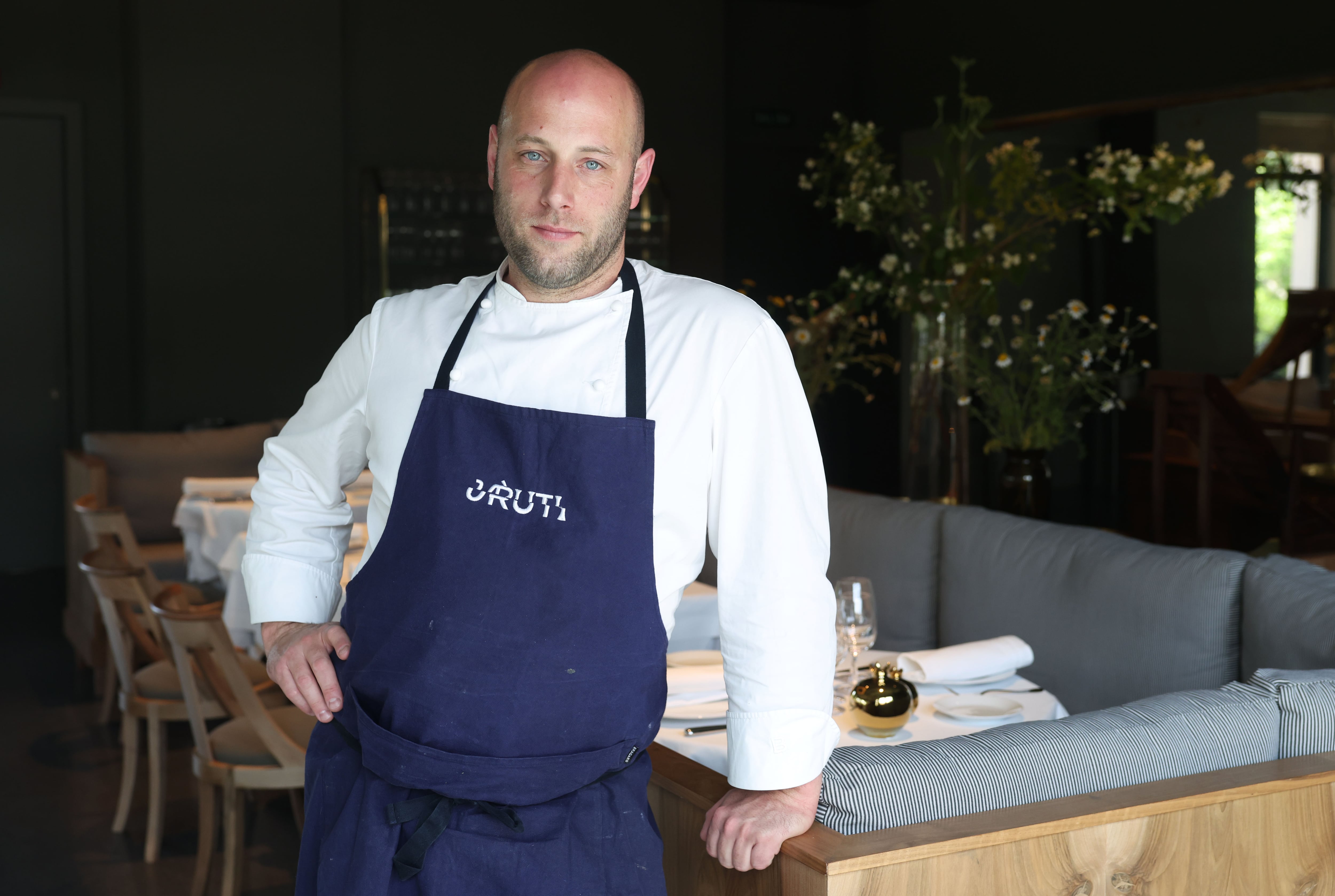 El cocinero Carlos Urritikoetxea, en su restaurante madrileño.