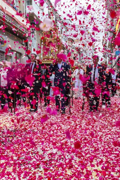 Desde la víspera del día del Corpus Christi, los vecinos de en Ponteareas (Pontevedra), preparan las alfombras en las calles de la villa para celebrar la procesión sobre un manto de flores que se pisan al pasar y también se arrojan desde los balcones.