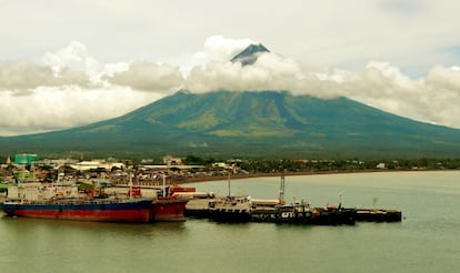 Panorámica del volcán Mayón, junto al puerto de Legazpi.