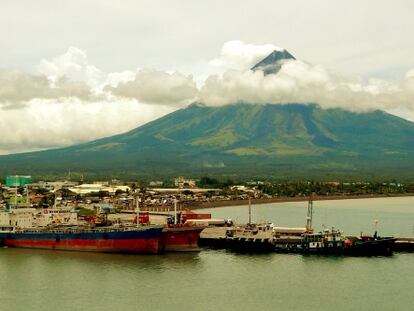 Panorámica del volcán Mayón, junto al puerto de Legazpi.