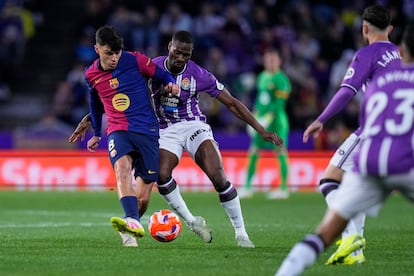 Pedri recibe la entrada de Sylla, que fue amonestado.  
