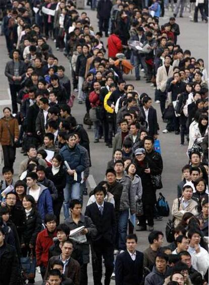 Parados en una feria de empleo en el estadio de Shanghai.