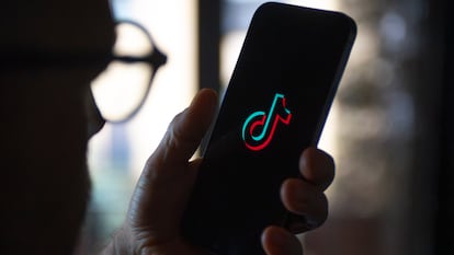 Un hombre utiliza TikTok en Varsovia, Polonia, el 16 de marzo de 2024.