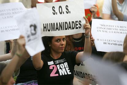 Alumnos de Humanidades se concentran frente a las puertas de la Biblioteca Nacional, en Madrid, el pasado jueves.