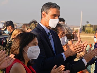 El presidente Pedro Sánchez y la ministra Margaraita Robles, el pasado agosto.