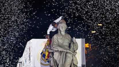 El capitán del Real Madrid Sergio Ramos besa a la diosa Cibeles durante la celebración del título de Liga.
