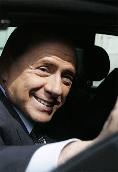 Silvio Berlusconi se dirige ayer al palacio Chigi, en Roma.
