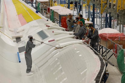 Varios trabajadores, en la fábrica de palas de aerogeneradores de Nordex en Lumbier (Navarra), este lunes.