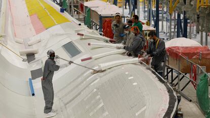 Varios trabajadores, en la fábrica de palas de aerogeneradores de Nordex en Lumbier (Navarra), este lunes.