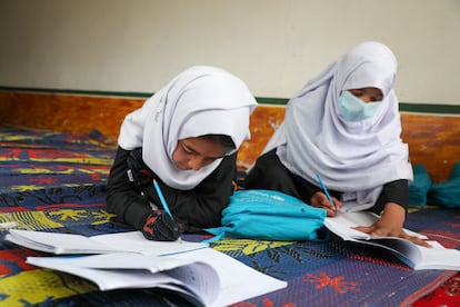 Dos niñas completan sus deberes en un centro de aprendizaje acelerado de Unicef en el pueblo de Gulab Khail, en la provincia afgana de Maidan Wardak.