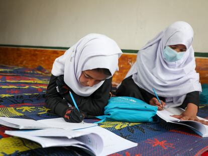 Dos niñas completan sus deberes en un centro de aprendizaje acelerado de Unicef en el pueblo de Gulab Khail, en la provincia afgana de Maidan Wardak.